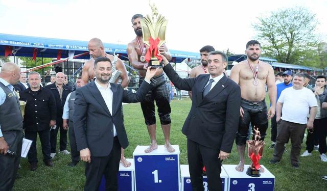 32. Kağıthane Yağlı Güreşleri'nde Seçkin Duman başpehlivan oldu