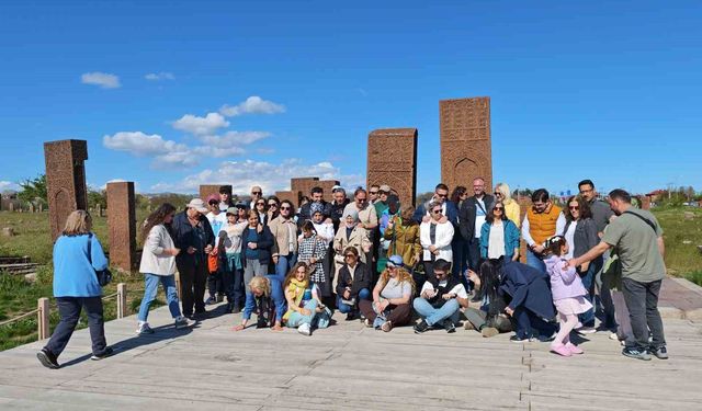 Ahlat Selçuklu Mezarlığı'nda Kurban Bayramı yoğunluğu