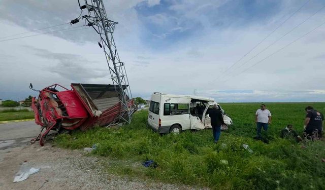 Aksaray'da minibüs ile kamyonet çarpıştı: 5 yaralı