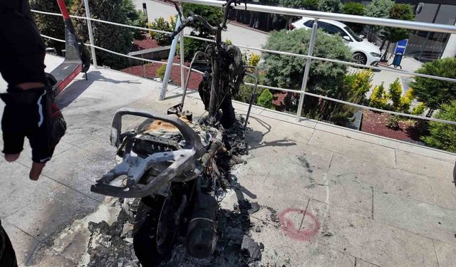 Alev alev yanan motosiklete motosikletli kuryeden müdahale