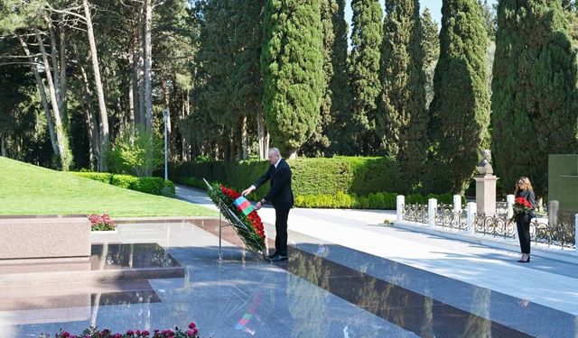 Aliyev, merhum Cumhurbaşkanı Haydar Aliyev'i mezarı başında andı