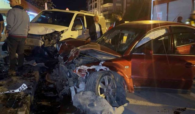 Alkollü sürücü 4 araca birden çarptı: 2 yaralı