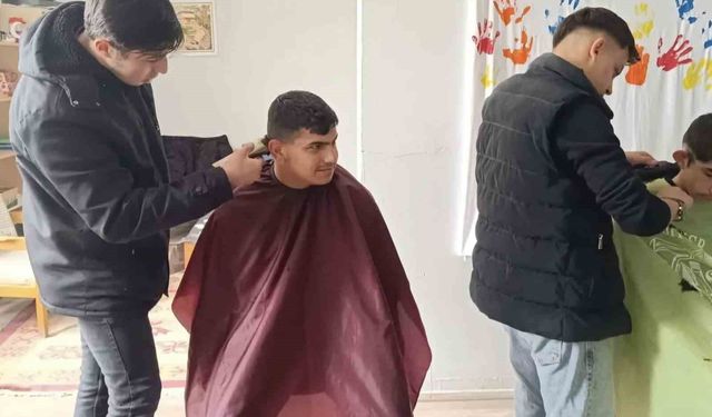 Altıntaş'ta özel eğitim öğrencilerinin saç bakımlarını kuaför öğrenciler yaptı