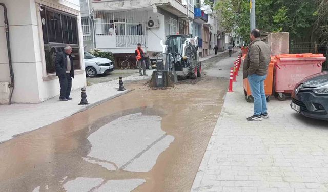 Altyapı çalışmasında ana su hattı patladı