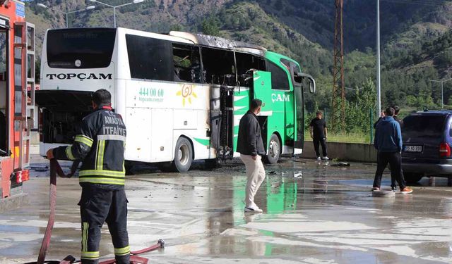Amasya'da otobüs terminalinde park halindeki yolcu otobüsü yandı