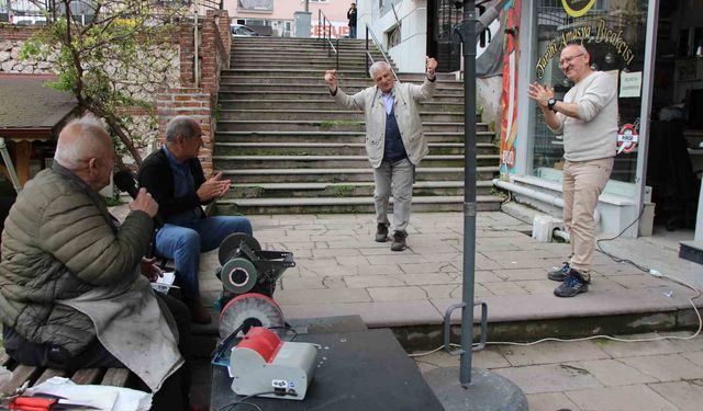 Amasya'nın müzisyen bıçakçısı: Bıçakları keskinleştiriyor, kulakların pasını siliyor