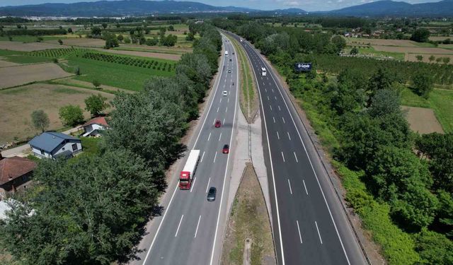 Anadolu Otoyolu Sakarya geçişinde trafik havadan görüntülendi