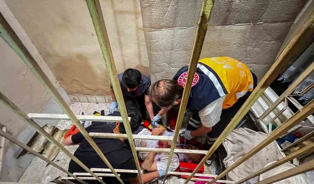 Apartman boşluğuna düşen vatandaşı itfaiye kurtardı
