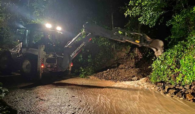 Araklı ilçesinde şiddetli yağış sonrası kapanan yollar açılıyor