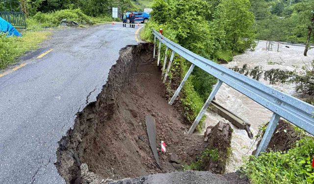 Artvin'de dere taştı, 5 köyün ulaşımını sağlayan yol hasar gördü