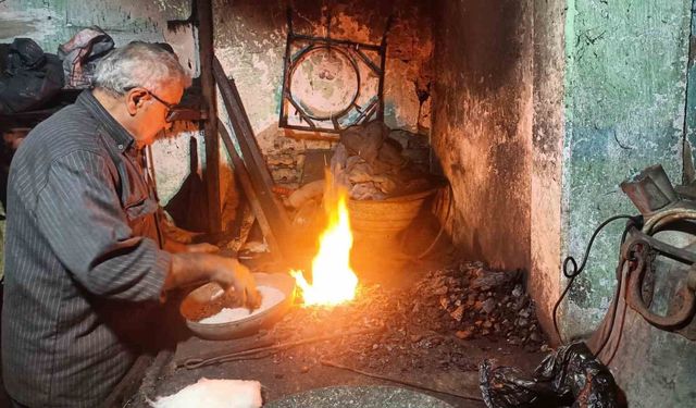 Ateşte tavlanan emek: 45 yıldır kalaycılığı yaşatıyor