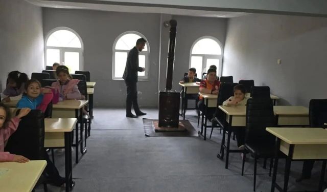 Ayancık'ta minik öğrencilere 'aile ve vefa' semineri