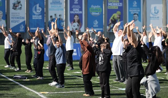 Bağcılar'da çocuklar ve yetişkinler zumba etkinliğinde bir araya geldi