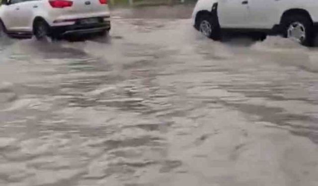 Başkentte sağanak etkili oldu, yollar göle döndü