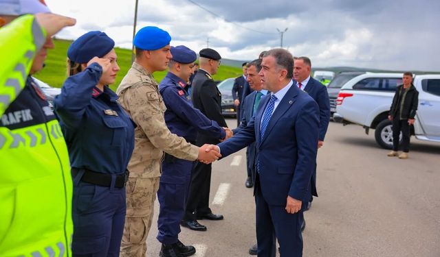 Bayburt'ta bayram görevindeki güvenlik personeliyle bayramlaşıldı