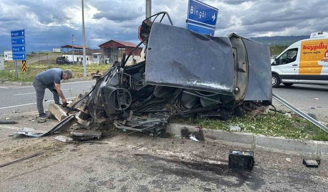 Bingöl'de hayvan yüklü kamyon otomobillere çaptı: 1'i ağır 2 yaralı