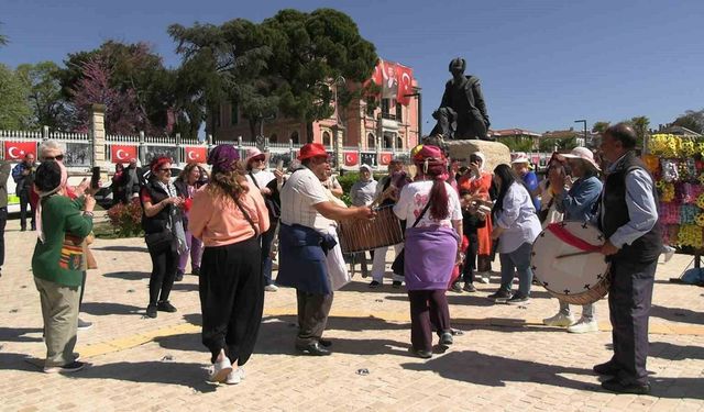 Binlerce turist Edirne'ye akın etti, Selimiye Meydanı doldu taştı: Esnaf bayram etti
