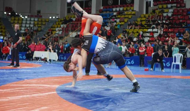 Bolu'da 40 ilden 500 sporcunun katıldığı Okul Sporları Yıldızlar Güreş Türkiye Şampiyonası başladı