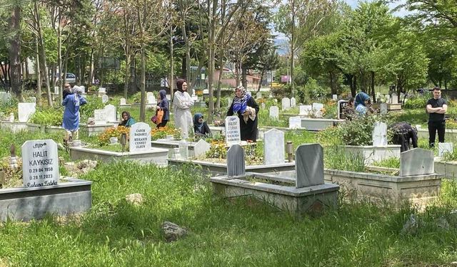 Bolu'da vatandaşlar arefe günü kabir başında dua etti