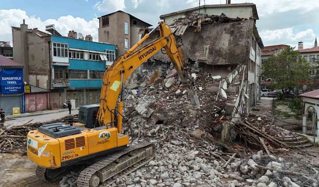 Bolvadin'de kentsel dönüşüm çerçevesinde yıkım çalışması başladı
