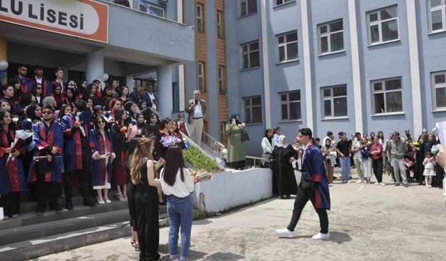 Bulanık Anadolu Lisesi'nde mezuniyet coşkusu