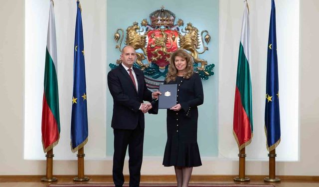 Bulgaristan'da seçimlerin galibi Radev'e hükümeti kurma görevi verildi