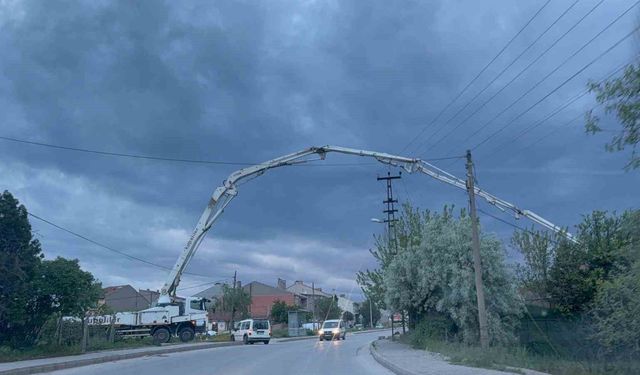 Bulvarın üzerinden betonu böyle aktardılar