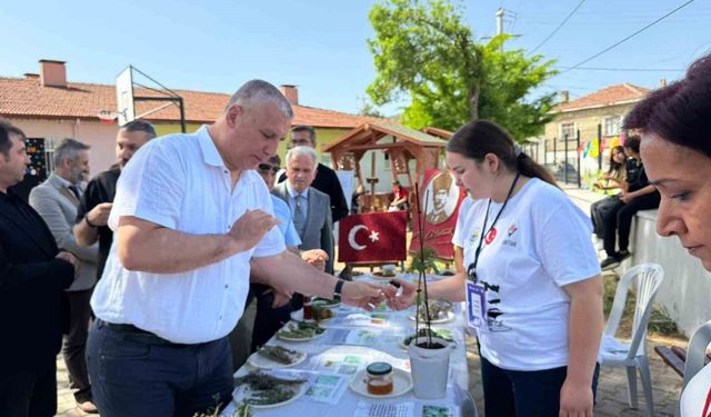 Burhaniye'de iki okulun ortak Bilim Fuarı açıldı