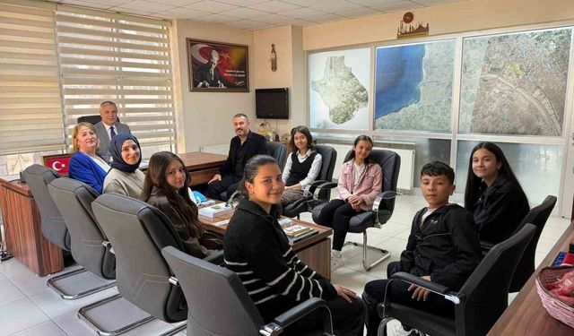 Burhaniye'de İspanya'dan dönen öğrenciler müdür Zihni'yi ziyaret etti