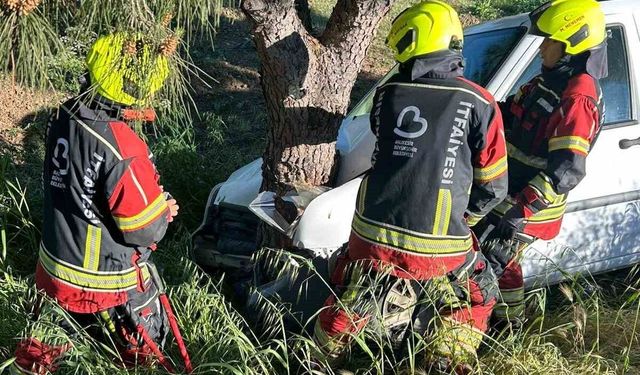 Burhaniye'de şarampole düşen otomobilin sürücü yaralandı