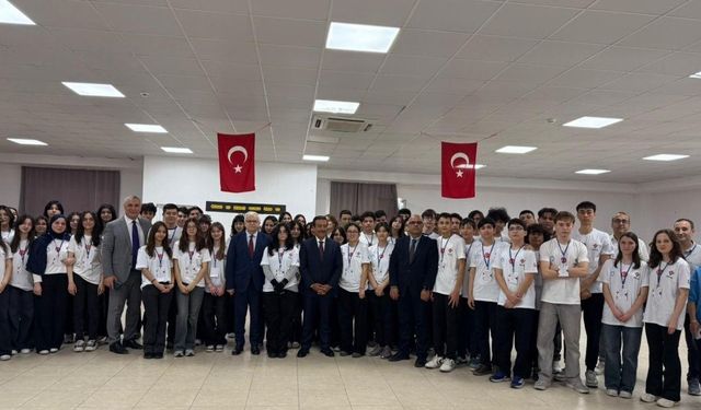 Burhaniye'de TÜBİTAK 4006-A Bilim Fuarı açıldı