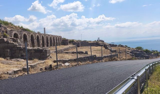 Çanakkale'de Assos Antik Liman Yolu'nda sıcak asfalt dökme çalışmaları başladı