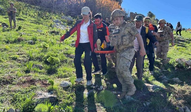 Dağlık alanda düşerek yaralan şahsı ekipler kurtardı