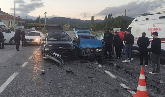 Domaniç'te iki otomobil çarpıştı: 3 yaralı