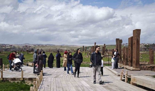 Dünyanın en büyük tarihi İslam mezarlığında ziyaretçi yoğunluğu başladı