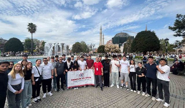 Düzceli gençler Haliç'te kürek çekti