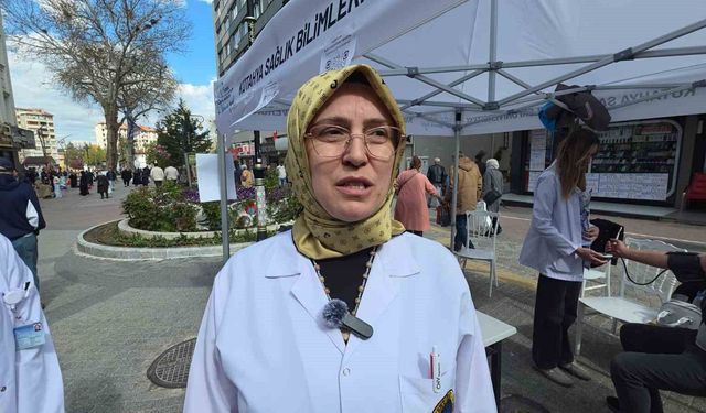 Ebelik Bölümü akademisyen ve öğrencilerinin sağlık bilgilendirme ve farkındalık etkinliği