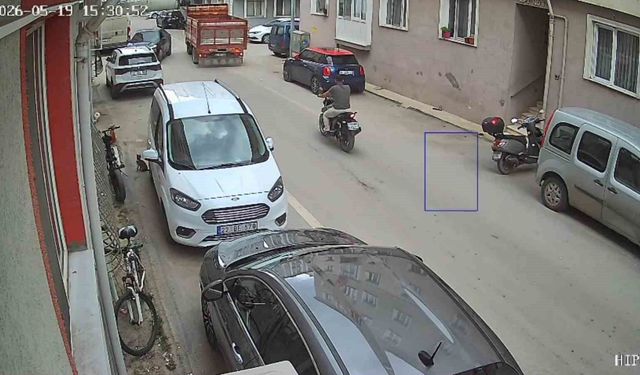 Edirne'de aynı sokakta yarım saat arayla iki kaza kameralara yansıdı