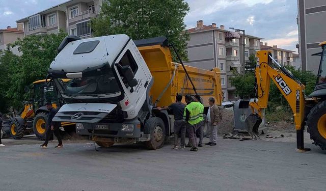 Edirne'de yüklü hafriyat kamyonu damperini kaldırınca devrildi