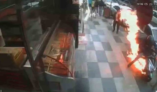 Elazığ'da marşa bastığı anda motoru alev aldı: O anlar kamerada
