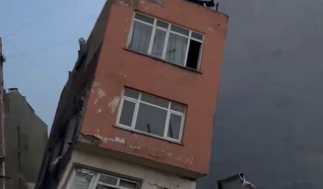 Erdek'te inşaat kazısı sırasında temeli zarar gören 2 katlı bina yıkıldı