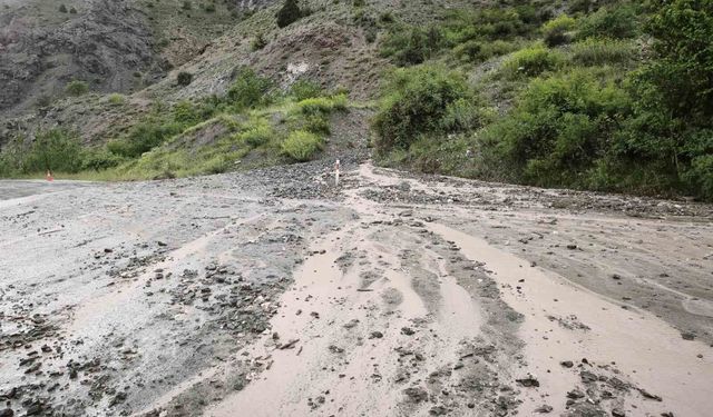 Erzincan-Kemah yolunda heyelan