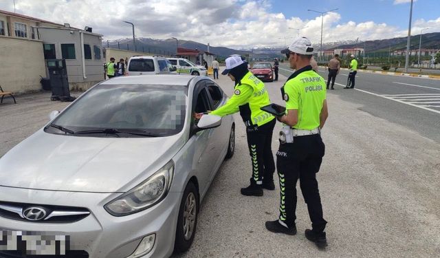Erzincan'da bayram tedbirleri kapsamında sivil otobüs denetimi yapıldı