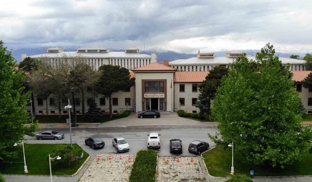 Erzincan'da cadde ve sokaklar boş kaldı