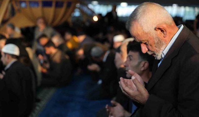 Erzincan'da vatandaşlar bayram namazı için camilere akın etti