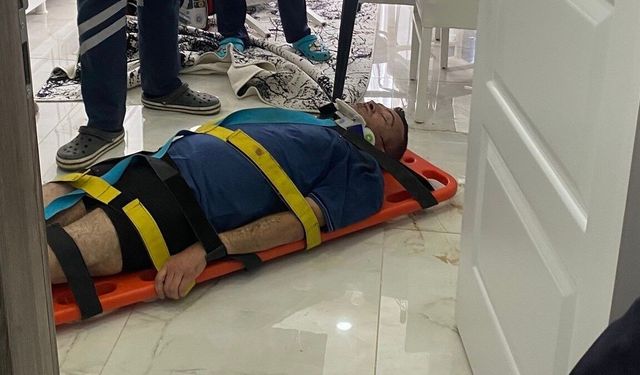 Evinde düşerek yaralanan şahıs ekiplerin yardımıyla hastaneye kaldırıldı