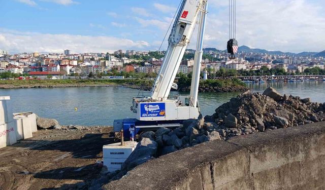 Faroz Limanı'nı dev dalgalardan korumak için 21 tonluk beton blokların dizilmesine başlandı