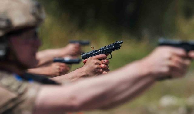 Foça'da nefes kesen final: Jandarmanın şampiyon nişancıları kozlarını paylaştı