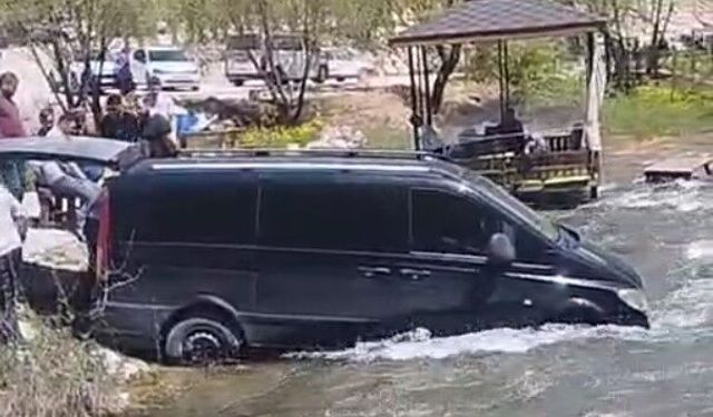 Freni boşalınca çaya giren minibüs traktör yardımıyla kurtarıldı