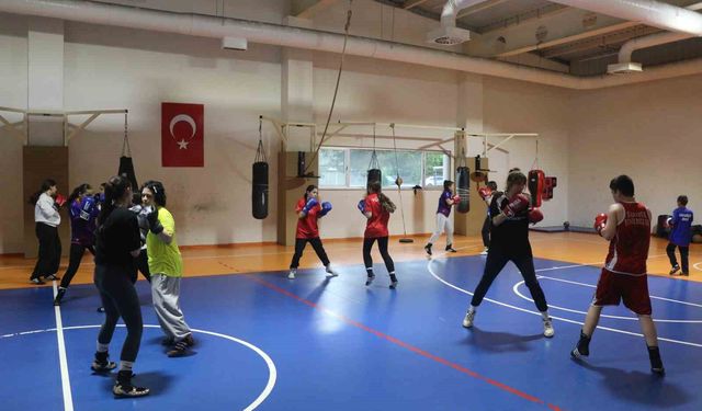 Genç boksörler milli takımı hedefliyor